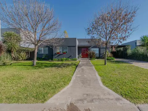 Casa en Venta con 2 cocheras