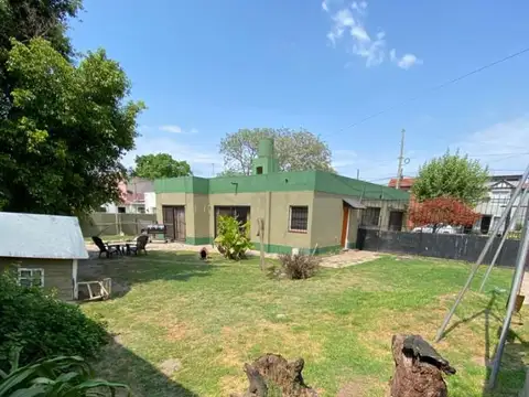 Casa en venta con quincho, amplio jardín y cochera en Temperley