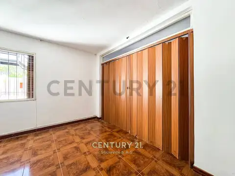 Casa 8 ambientes con 2 baños