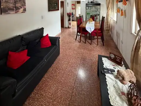 Casa 6 ambientes con 2 baños