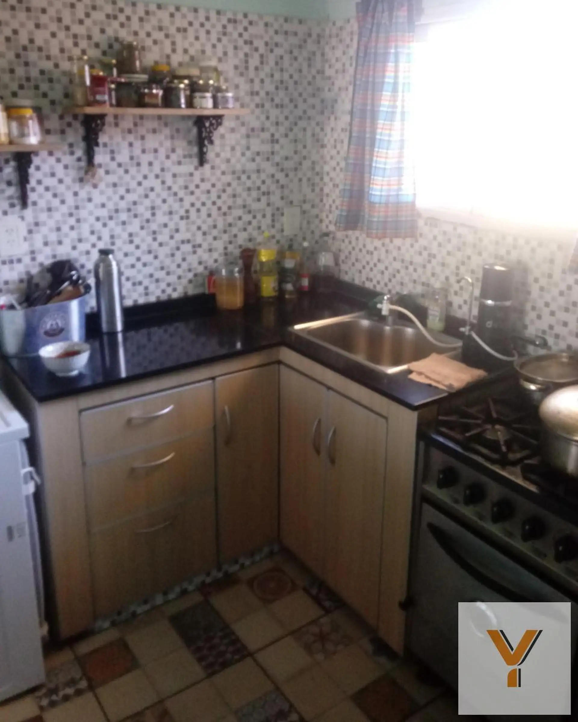 Casa 2 dorm, 70 m² cubiertos con patio, parrilla y cochera cubierta — Balcarce