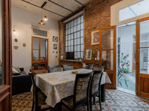 Venta. PH 5 ambientes. Con local. Expensas bajas. Patio. Almagro