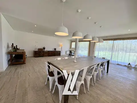 Casa en Venta con 4 cocheras