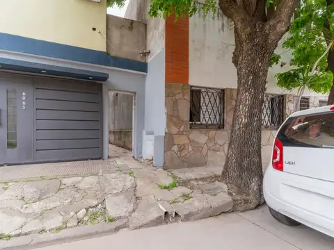 CASA DE 2 DORMITORIOS CON PATIO VERDE