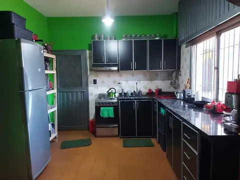 CASA 3 y 4 amb. IDEAL DOS FLIAS