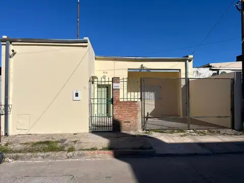 REMAX ALQUILA CASA DE 3 DORM.  COCHERA Y PATIO