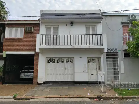 Casa con dos habitaciones y cochera en barrio sur