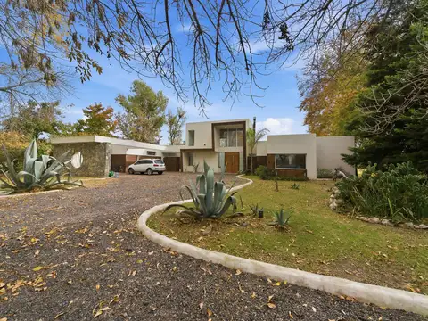 Casa 8 ambientes con 3 baños
