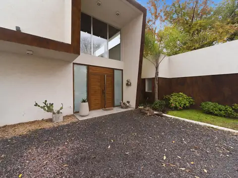 Casa en Venta con 3 cocheras