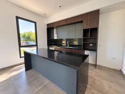 Casa 4 ambientes con 4 baños