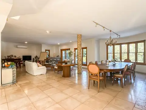 Casa 9 ambientes con 4 baños