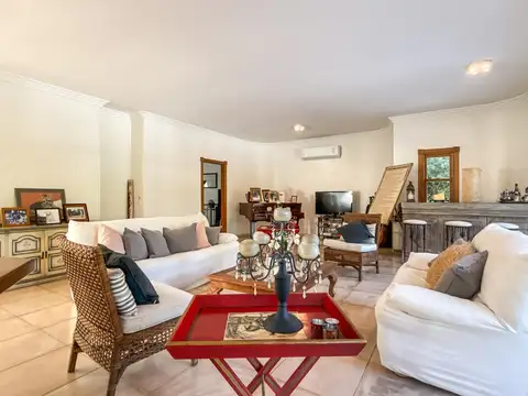 Casa 9 ambientes con 4 baños