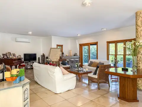 Casa 9 ambientes con 4 baños