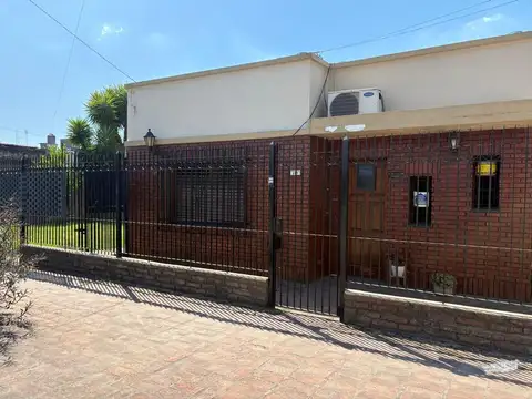 CASA 3 AMB EN VENTA CON PARQUE EN FCIO VARELA