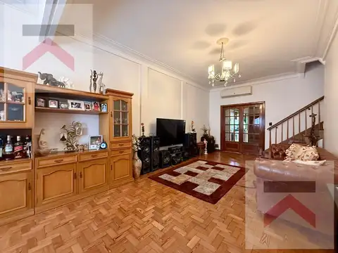 Casa de dos plantas estilo francés con cochera, patio y terraza en Avellaneda, Pba.