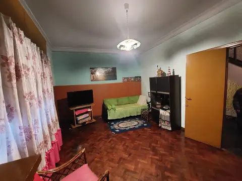 Casa 7 ambientes con 1 baño