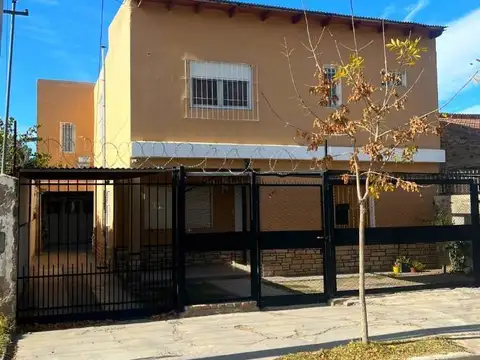 Casa en Venta con 3 cocheras