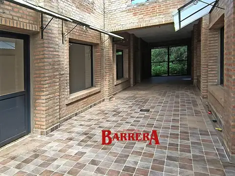 Galería comercial a metros de la plaza de Carpintería