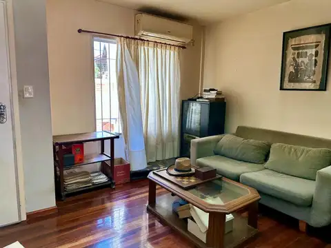 HERMOSO CHALET TRÍPLEX DE 5 AMBIENTES CON FONDO Y COCHERA -