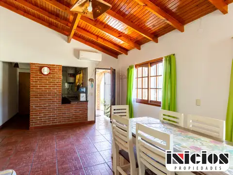 Casa en amplio lote frente a la plaza, luminosa y lista para habitar - C1048