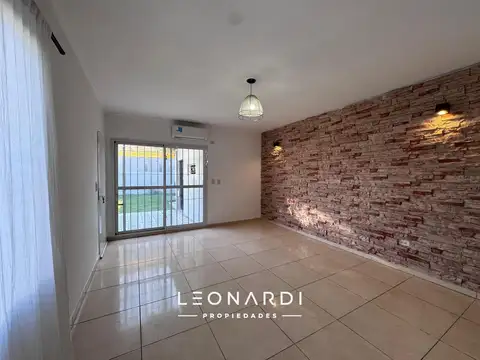 Casa en Alquiler con 2 cocheras