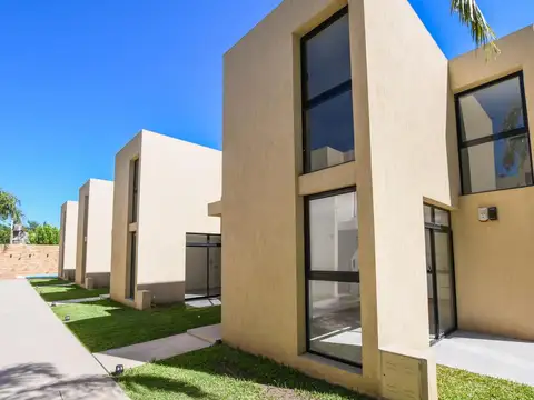 COMPLEJO CASA VENTA 2 DORMITORIOS CON PISCINA PARRILLERO FISHERTON