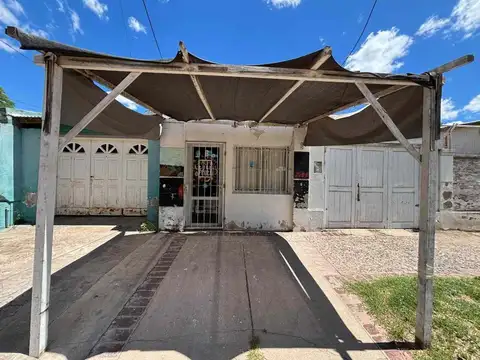Casa en Unanue 906 esquina Alberdi