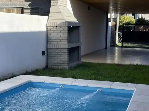 Casa en Alquiler con 2 cocheras