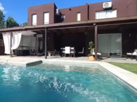 Casa 5 ambientes con 3 baños