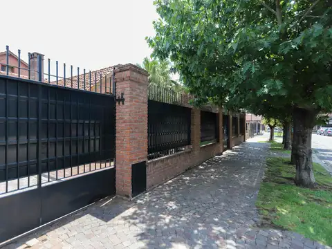 Casa 10 ambientes con 5 baños