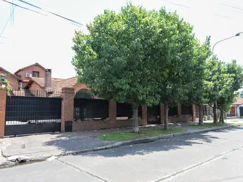 Casa 10 ambientes con 5 baños