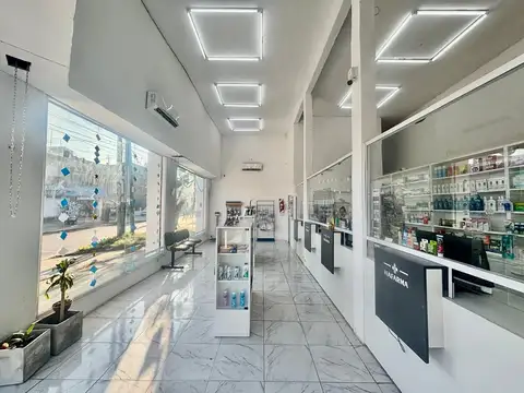 Galpón de 240 m2 cubiertos aprox sobre un terreno de 321m2, se escuchan OFERTAS! t