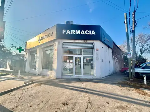 Galpón de 240 m2 cubiertos aprox sobre un terreno de 321m2, se escuchan OFERTAS! t