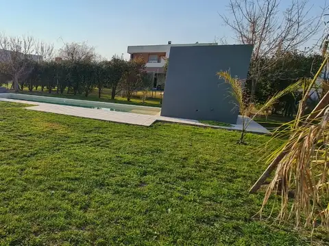 Excelente casa de 4 dormitorios con Pileta