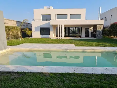 Excelente casa de 4 dormitorios con Pileta