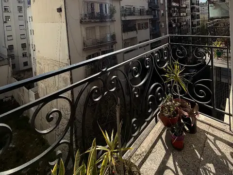 Excelente semipiso de 3 ambientes con dependencia y balcón al frente - Muy luminoso