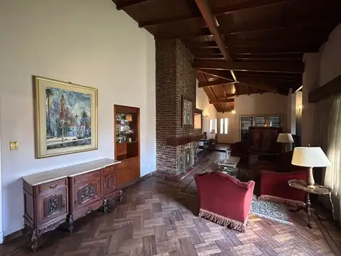 VENTA CASA 6 AMB PARQUE/PILETA  CASTELAR APTA CRED