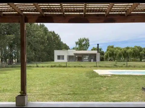 Casa 6 ambientes con 2 baños