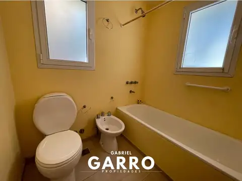 Casa en Alquiler con 1 cochera