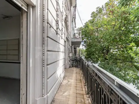 PH de 500 m2 para reciclar con balcón - Flores