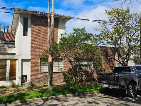 CASA A RECICLAR DE 2 PLANTAS – HAEDO NORTE