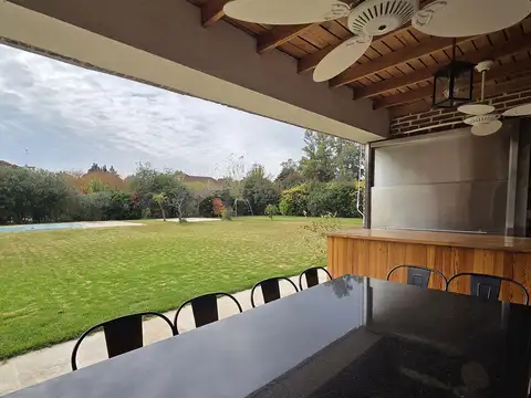 Casa 5 ambientes con 4 baños