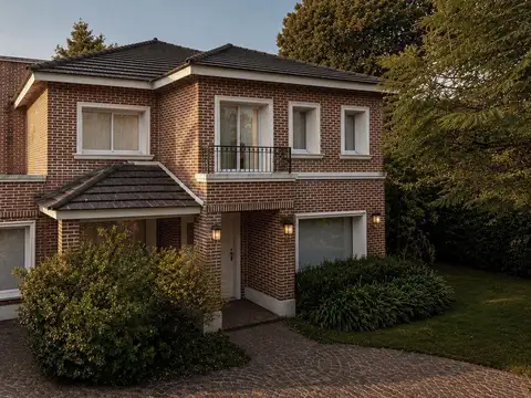 Casa en Venta con 3 cocheras