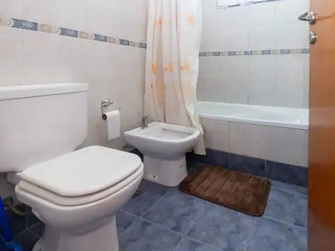 DEPARTAMENTO TRES AMB. SEMIPISO CON BCON AL FRENTE