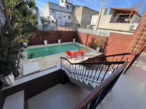 CASA EN LOTE PROPIO DE 6 AMBIENTES CON PISCINA.