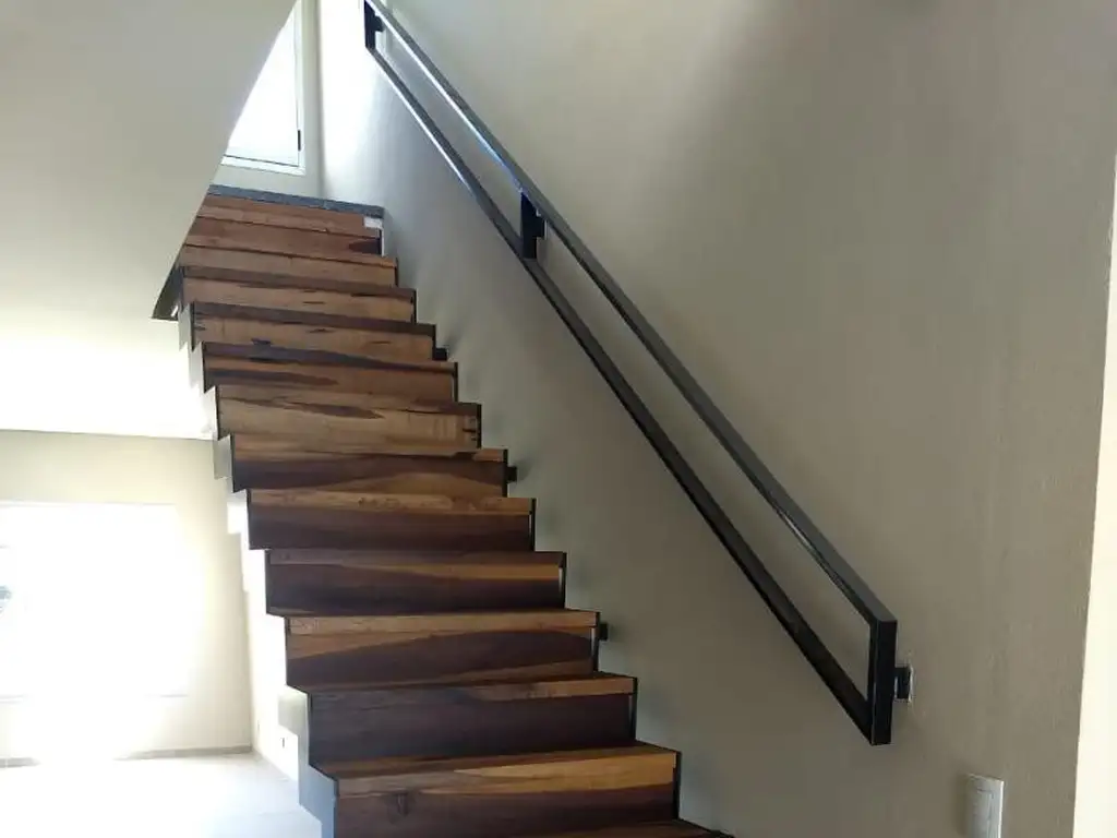 Casa - 210  m² Cubierta | 4 dormitorios | A Estrenar | 3 baños | 5 ambientes | 2 cocheras