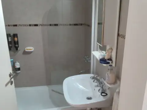 DPTO. 2 AMBIENTES AL FRTE. CON 1 COCHERA DOBLE Y 2 CHICAS. PROX. M