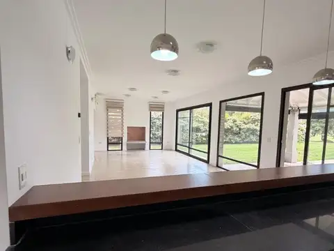 Casa 5 ambientes con 4 baños