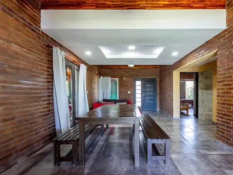 Casa en Venta con 2 cocheras