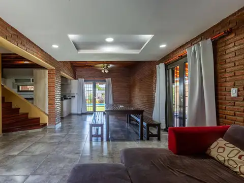 Casa 6 ambientes con 2 baños